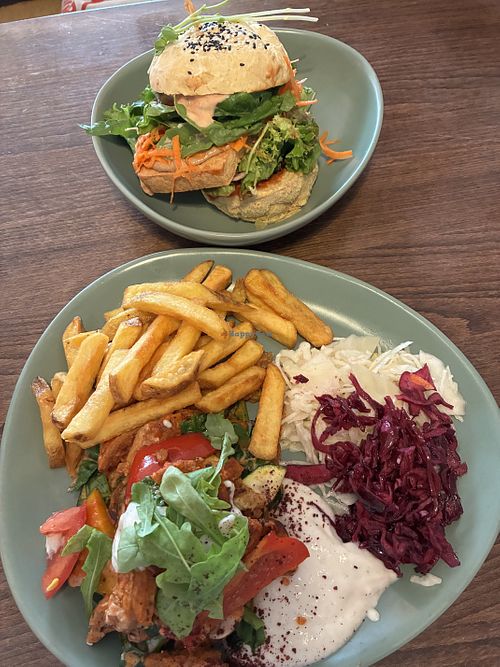 Veganes Schaschlik und Erdnuss-Tofu-Burger  at Zum glücklichen Bergschweinchen in Kassel