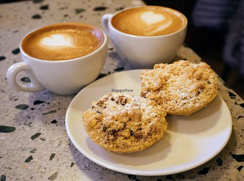 Apple tarts (vegan) + Flat White at Tibits in Lausanne