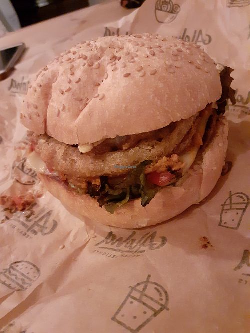 Maui burger at Aloha Vegan Delights - Maria Cristina in Valencia