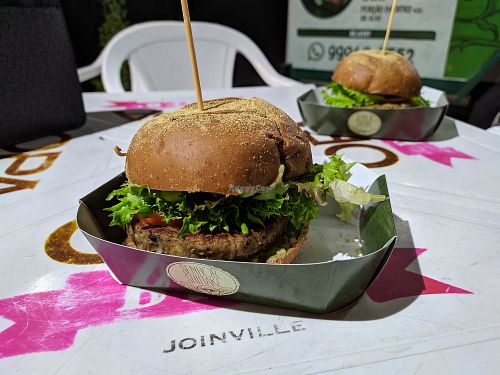Shiitake hambúrguer in the front and urtiga hambúrguer at the back. at Senhor Shiitake in Joinville