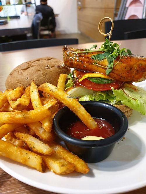 辣味杏鮑菇堡 at MIMIEYES 瞇瞇眼 - Mī Mī Yǎn in New Taipei City