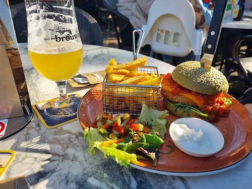 Avocado burger at Johanna's Hof in Castricum