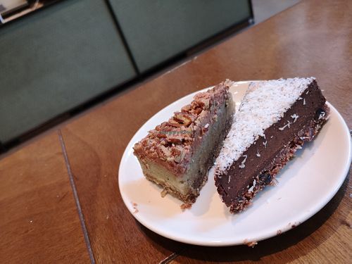 salted caramel cheesecake & choco chia kokoscake at SLA - Claude Debussylaan in Amsterdam