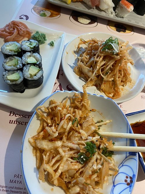 Kabechu Salat, Avocaco Maki  at Akakiko in Pasching