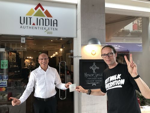 The owner and I 💕. The window sticker for vegan options, nearly all plant based at Uit India in Alkmaar