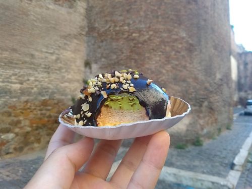 The inside of the vegan individual (4,50euros) pistacchio and almond cream + biscuit+ chocolate cover at Senza Pensieri in Rome