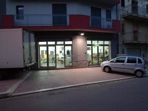 Entrance from the street at Il Mercatone della Frutta in Collesano