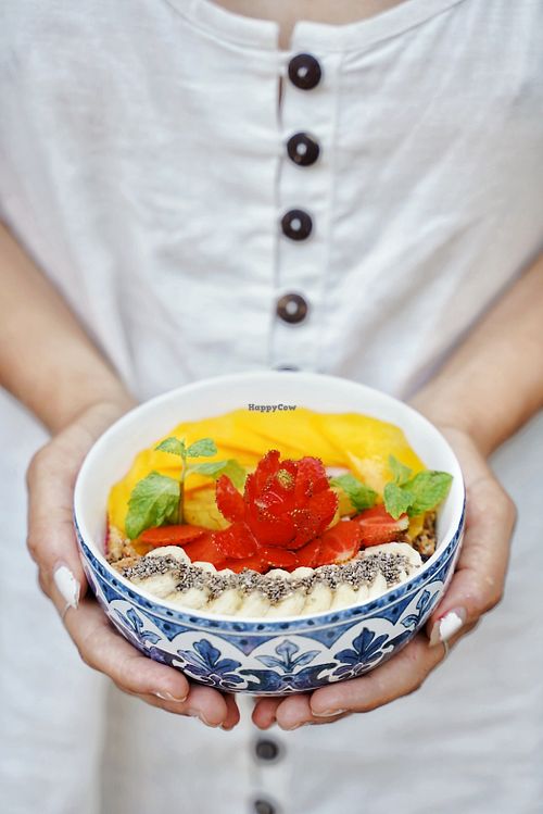 smoothie bowls with a thick consistency, granola, fruit art and other toppings at Botanik in Kerobokan Kelod