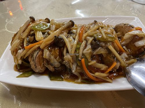 Seaweed beancurd roll underneath vegetables. That’s what I saw, ordered and ate. I don’t know what they call it    at ShìJiè SùShí 世界素食 in Taipei
