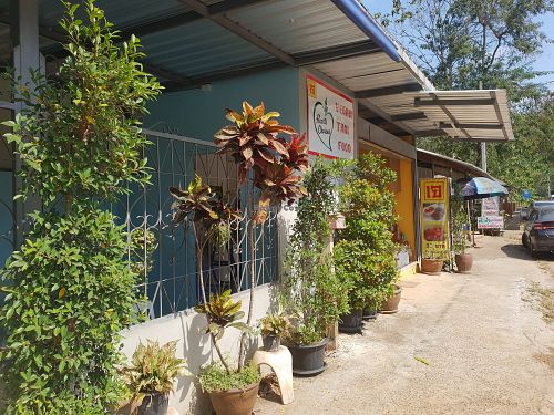 Small restaurant with the vegan sign at Jay Saen Aroy in Pak Chong