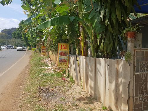 Car parking along the road at Jay Saen Aroy in Pak Chong