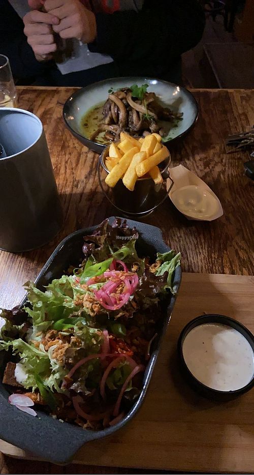 Vegan ‘kapsalon’, sweet potato fries with shawarma and greens with vegan cheese and vegan garlic sauce 😍 at De Klinker in Hoorn