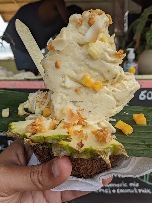 Piña colada bowl at Cruising Smoothly in Weligama