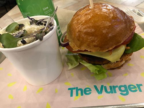 Mac‘n‘cheeze & Classic Burger at The Vurger Co - Canary Wharf in East London