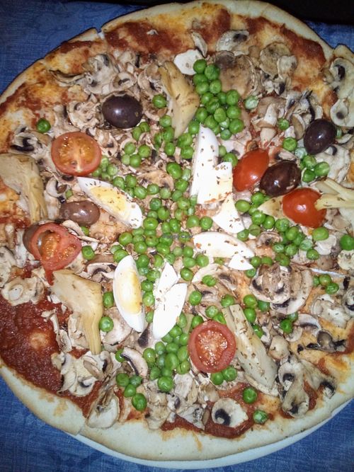 The vegetarian pizza without cheese at Mezzaluna  in St Pauls Bay