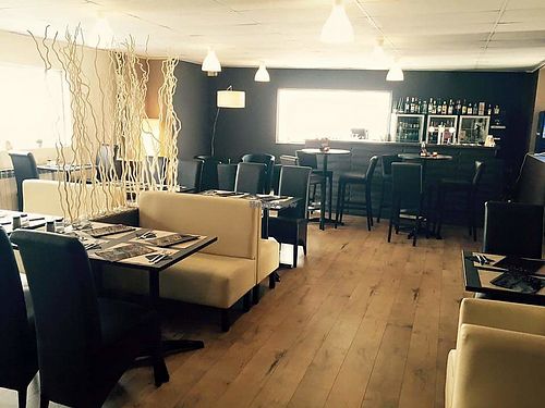 Eating area at Munchy's Bar in Charleroi