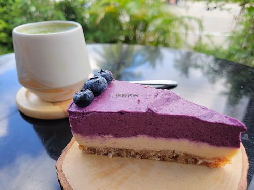 Blueberry cheesecake and a matcha latte #Veganuary at Deli Devi in Koh Phangan