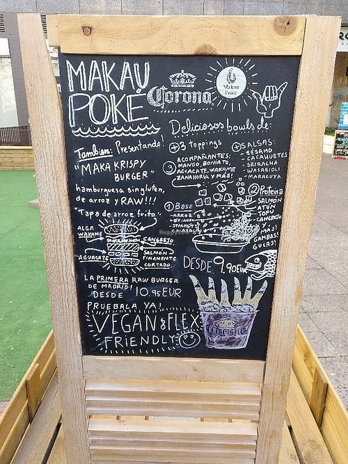 Vegan friendly sign outside the restaurant at Makau Poke in Madrid