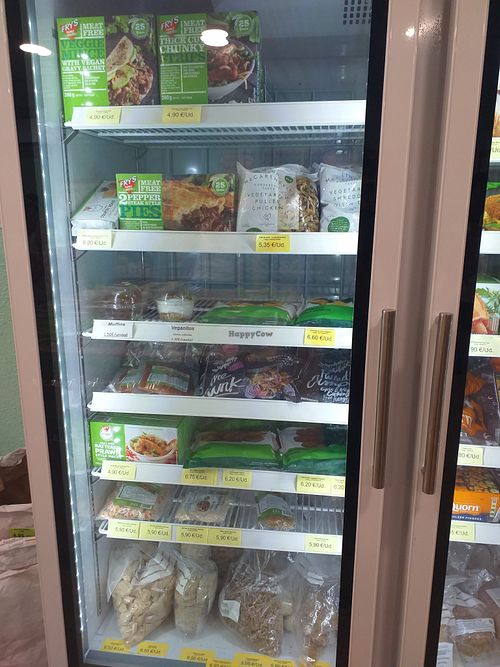 burgers, sausage and vegan "chicken" at Veganizan in Valencia