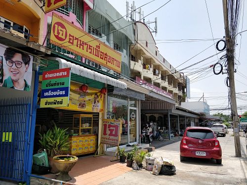 Found the place. Updated the geocode on happycow at Ranahat Je Vegan Restaurant in Ayutthaya