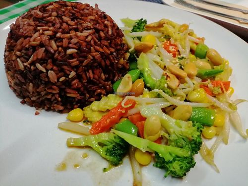 Brown rice and veg stir-fry at Krua Ruan Boran in Ayutthaya