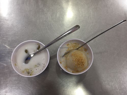 Pomelo che and glutinous rice ball with mungbean filling at Che Nhu Y in Lam Dong