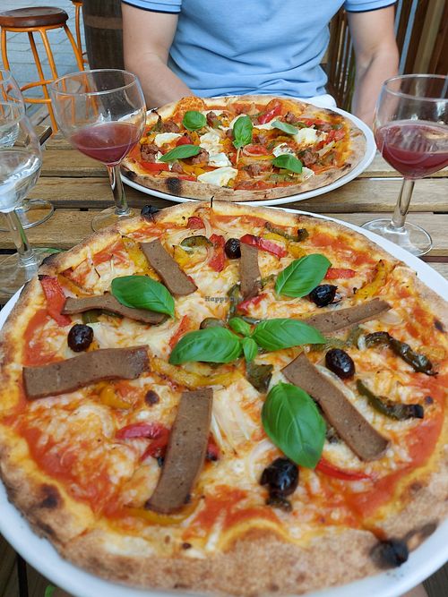 Pizza végane : jambon végétal, poivrons, oignons, mozza végane : trop bon ! at Happiz - Monge in Paris