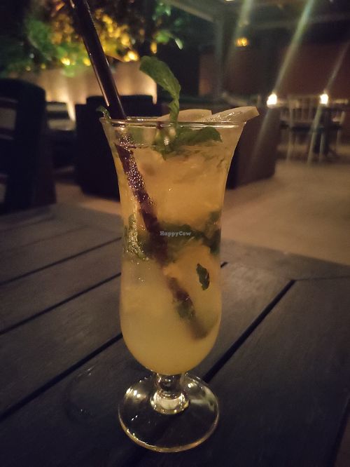 Sunset Bubble ( Prosecco, Annana und Limette) at Baba Pool Club in Phuket