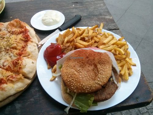 great hamburger at Yoyo Foodworld in Berlin