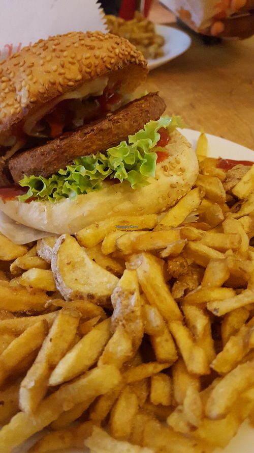 Chili burger & Fries at Yoyo Foodworld in Berlin