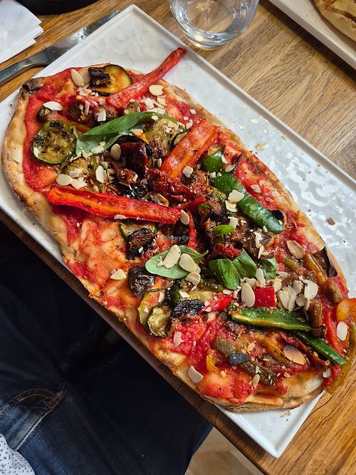 Pinsa 100% végétale at Papa Mia in Levallois-perret