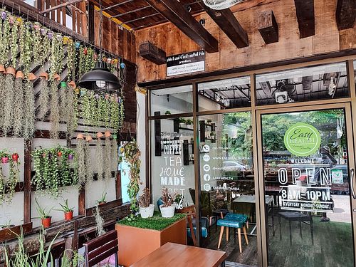 Outdoor seating at Easy Health in Pattaya