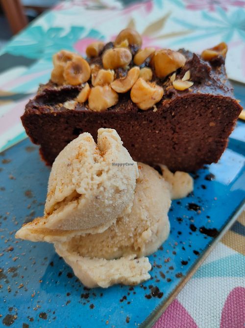Bizcocho de chocolate y avellanas con helado de plátano at Coco Cuina Viva in Cadaques