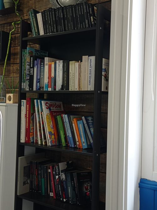 Una pequeña biblio at La Factoría Vegana in Leon