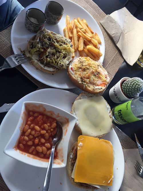 Amantes del queso & "la vegana" at La Factoría Vegana in Leon