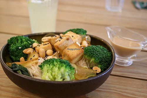 rice noodles with tofu and peanut sauce at Manjerica in Lisbon