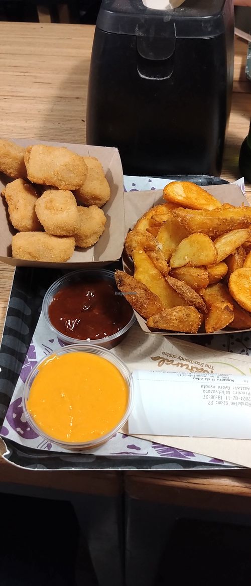 Vicken Nuggets und Kartoffelecken at Las Vegan's Bar in Budapest