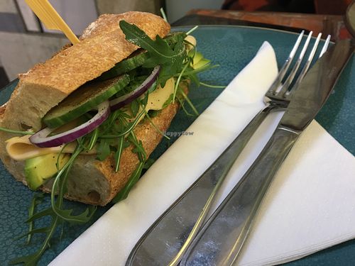 Sandwich ‘kip’ with avocado at blends in Rotterdam