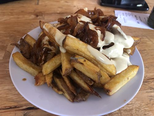 fries with cheese sauce and caramel onion at Vöner der Vegetarische Döner in Berlin