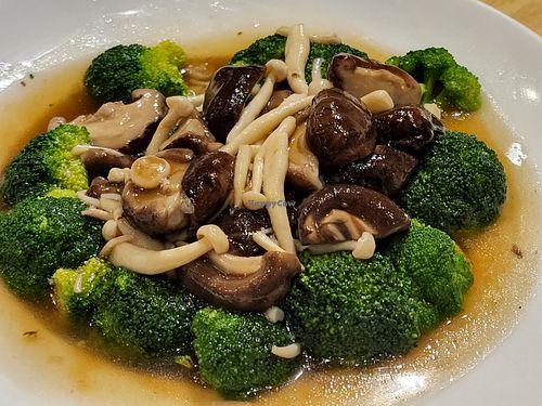 Brocoli with shitake mushroom at D'Life Signature 蔬品軒 - Novena in Central Singapore