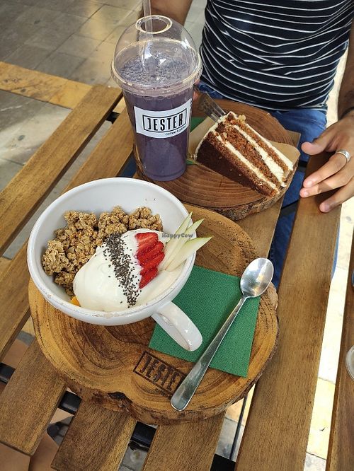 Tarta de zanahoria y bowl de yogurt at Jester in Sevilla