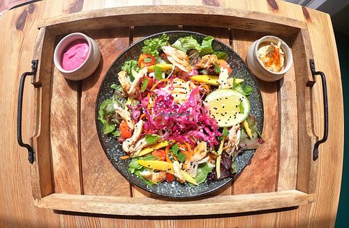 Ensalada con fruta y opción de añadir tofu o pollo . Acompañada de salsas de hummus y mahonesa de remolacha at Smoothie Galaxy in Gran Canaria