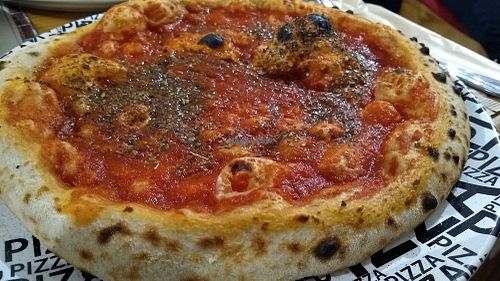 Marinara pizza at Frankie's in Sorrento