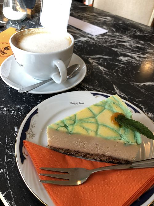 Cappuccino mit Hafermilch und veganer Käsekuchen at Käskoung Stub'n in Nuremberg