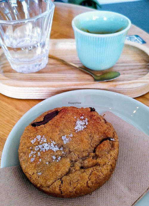 Vegan cookie and coffee at Nomade in Paris