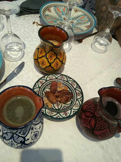 Bebidas de naranja y canela, limon y hierbabuena e hibisco y agua de rosas at Arruzafa in Alicante