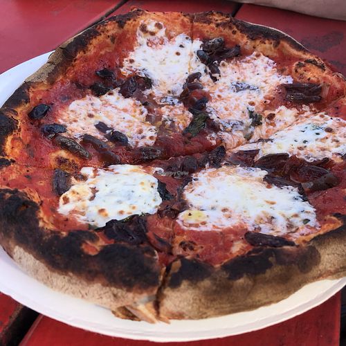 the margarita pizza with kalamata olives at Scorpacciata in Lihue