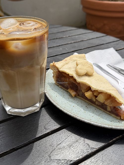 Vegan Milchkaffee mit Hafermilch und vegan Apple Pie  at MOHO'S in Hamburg