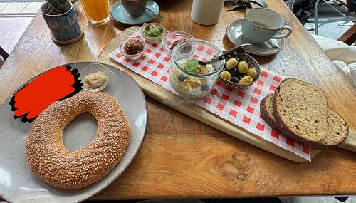 Links Simmit, rechts vegane Platte  at Heimathafen in Konstanz