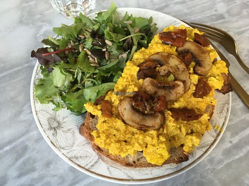 Scrumbled tofu toast at L'Alchimiste in Brussels